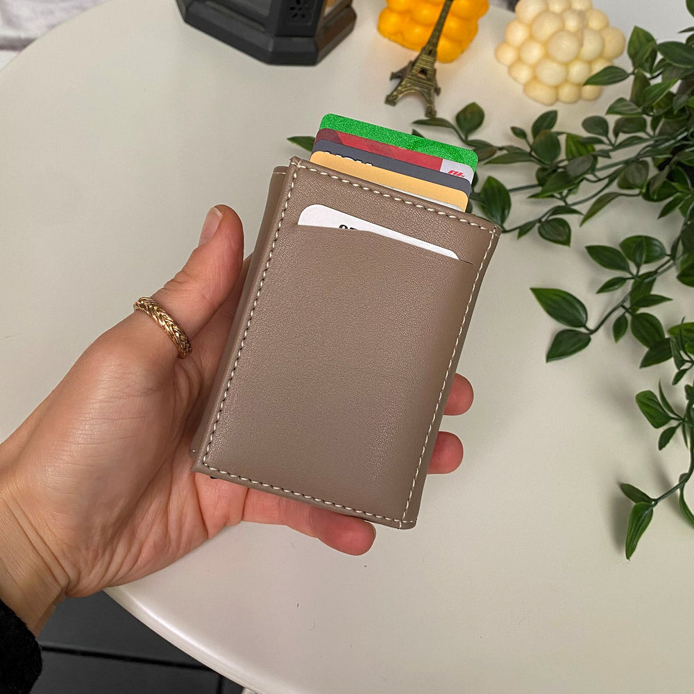 Laura - Teknolojik Vegan Deri RFID Korumalı Otomatik Pop-Up Mekanizmalı Modern İnce Tasarım